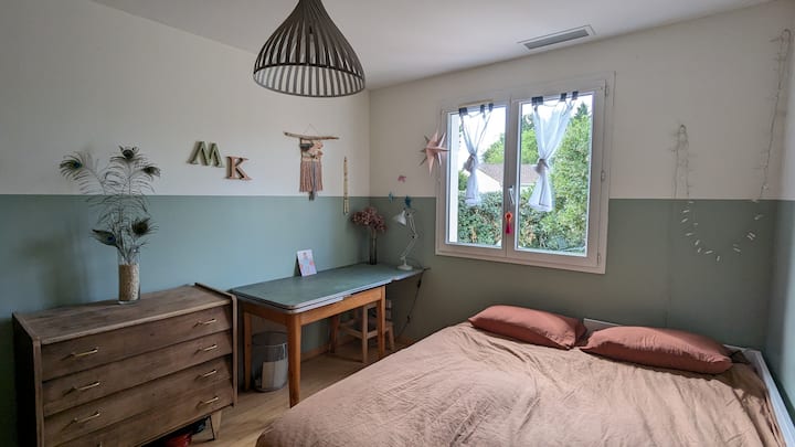 160x200 sovesofa med arbejdsplads, der kan foldes sammen.