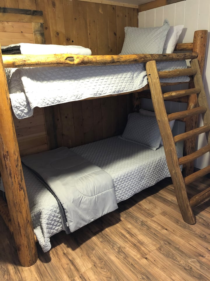 La habitación del oso. Dos literas con cómodos colchones de espuma viscoelástica. 

Nuestra habitación con literas está cerrada del 1 de octubre al 1 de mayo, ya que no hay calefacción en esta habitación. 