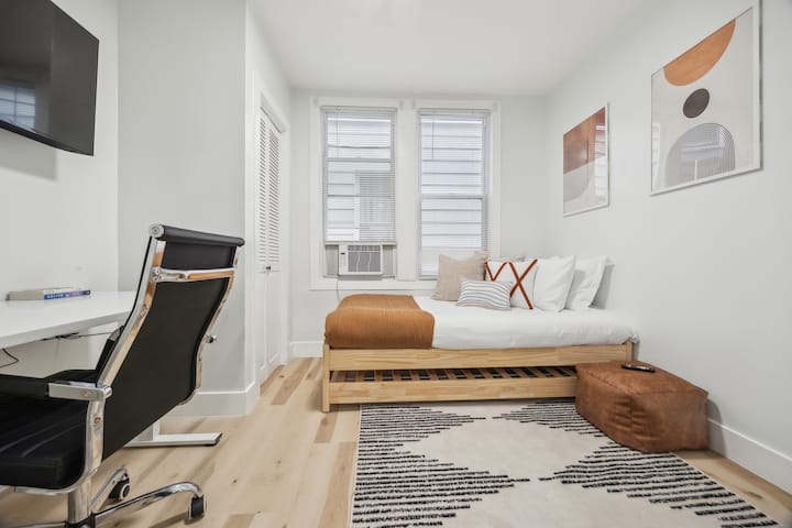 سرير مزدوج/مساحة عمل كبيرة 