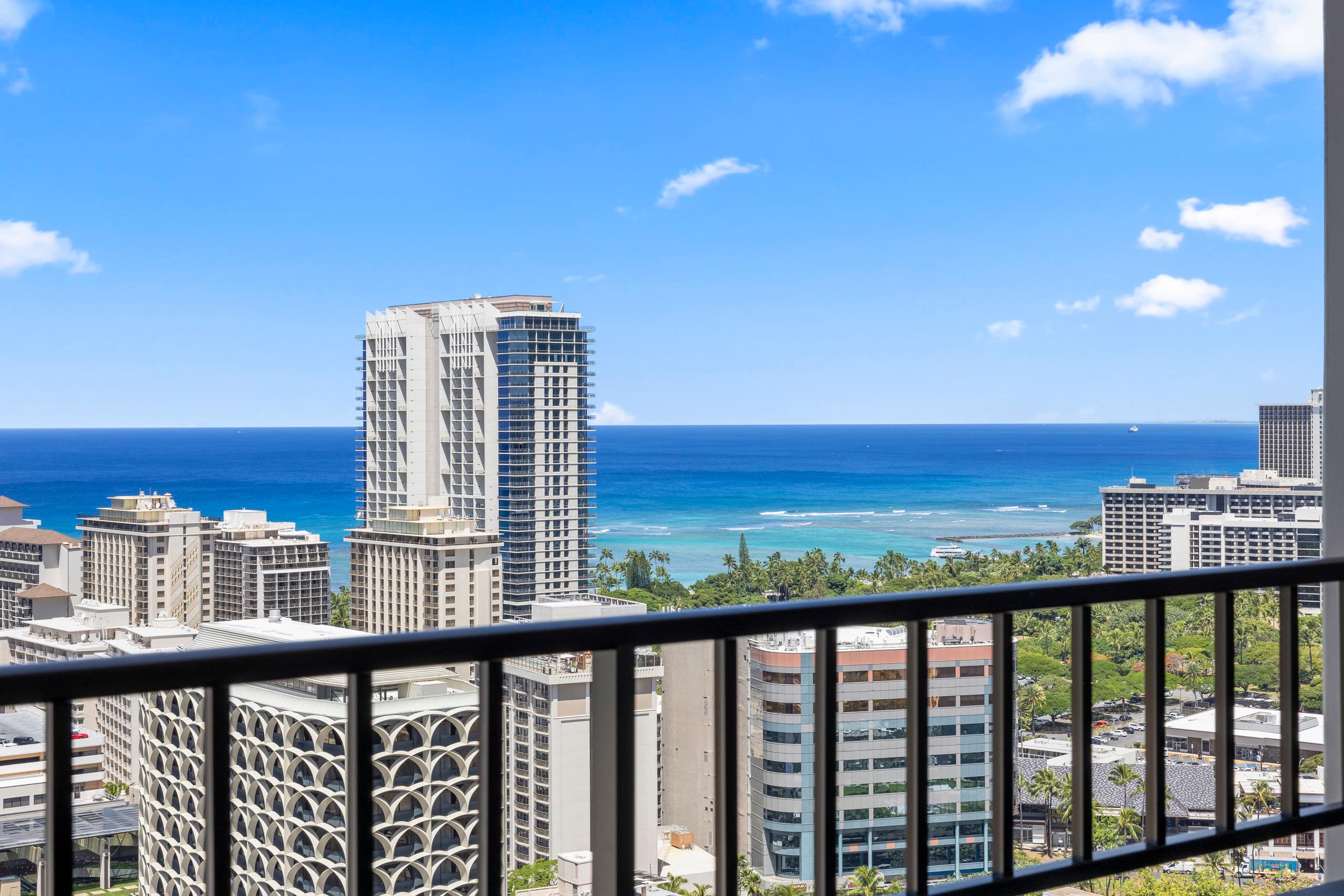 Ocean View FREE Parking King bed Pool Gym PingPong - Image 35