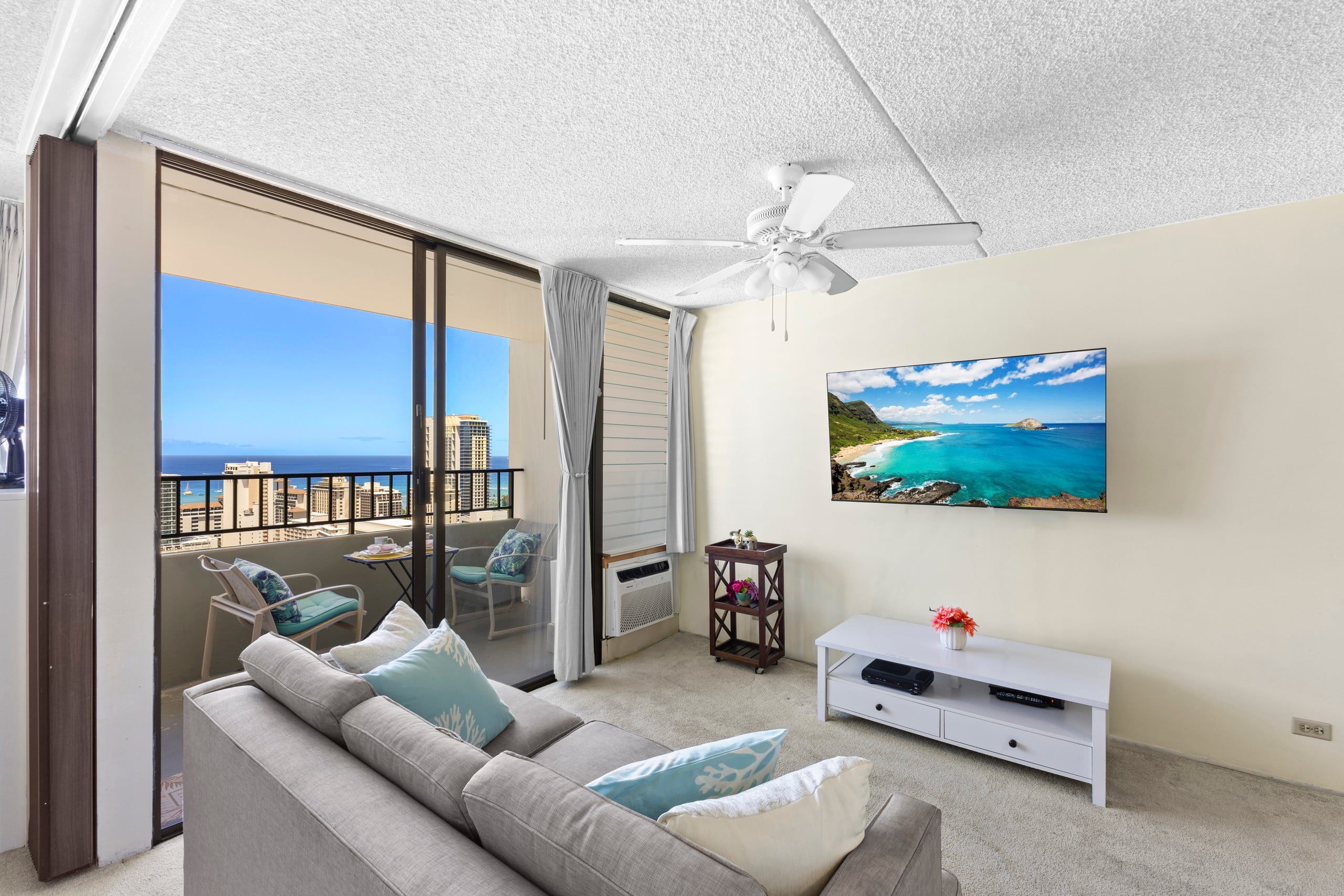 Ocean View FREE Parking King bed Pool Gym PingPong - Image 4