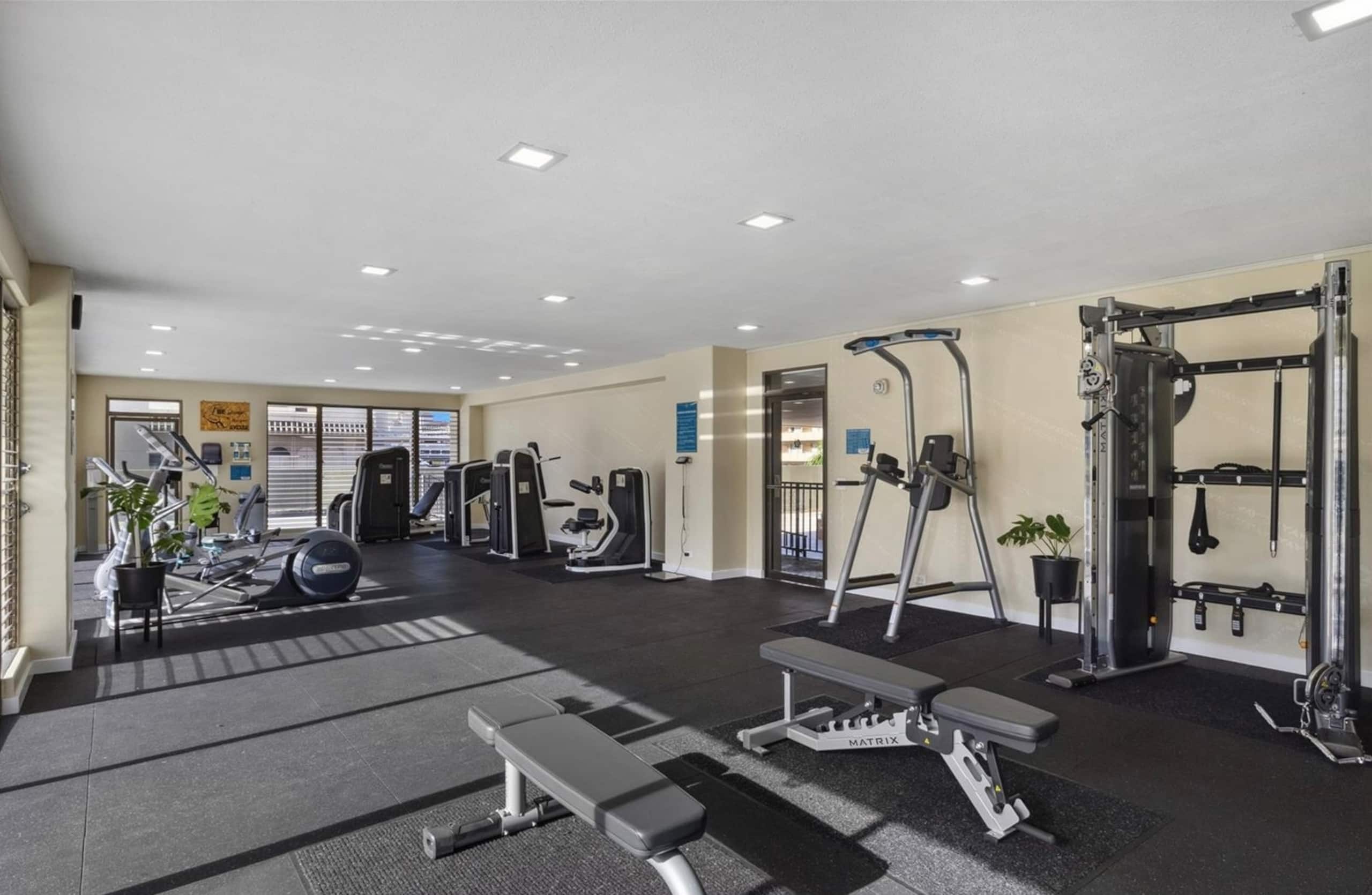 Ocean View FREE Parking King bed Pool Gym PingPong - Image 47