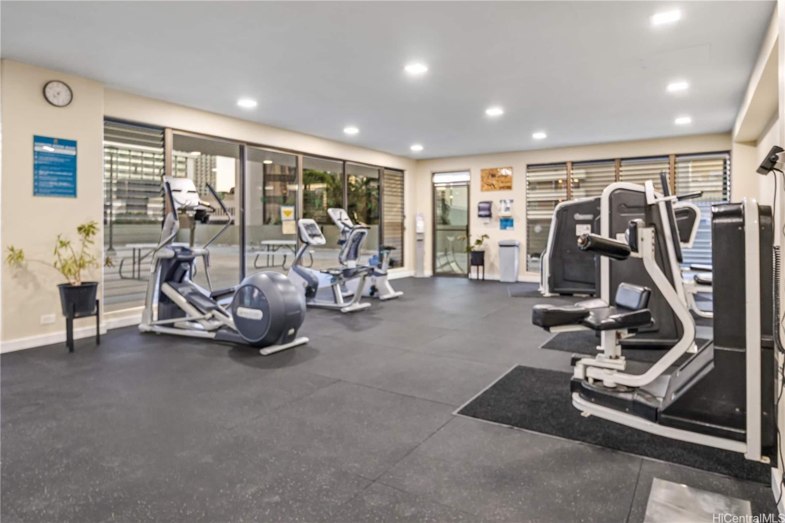 Ocean View FREE Parking King bed Pool Gym PingPong - Image 49