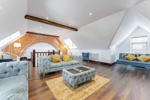 Top Airbnb: "Logan Lodge UK" for all Hen, Stag & Large Groups! in Bradwell