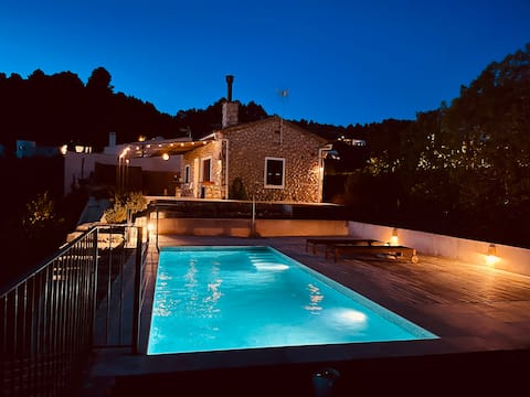 Romantic cottage with amazing views & private pool