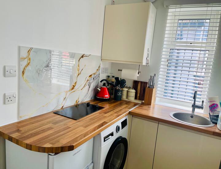 Self Contained Studio On Ground Floor - Kingston-upon-Thames