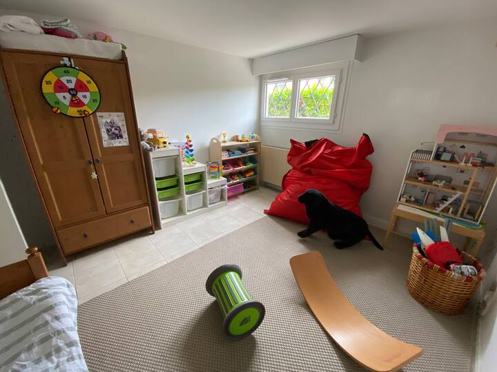 Camera per bambini con letto evolutivo , armadio , giocattoli 