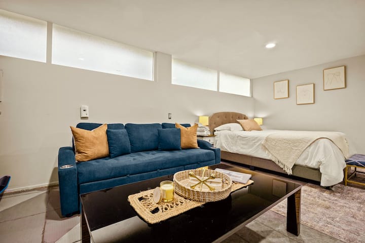 Private Studio Near Dtla | Wi-fi Free Parking Yard - Los Angeles, CA