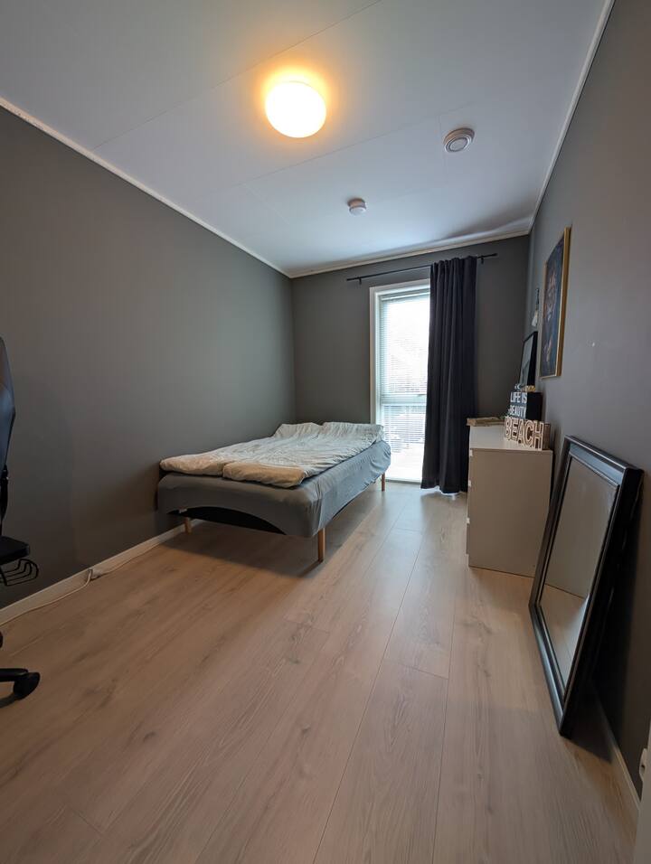 lôžko je 120 x 200 cm