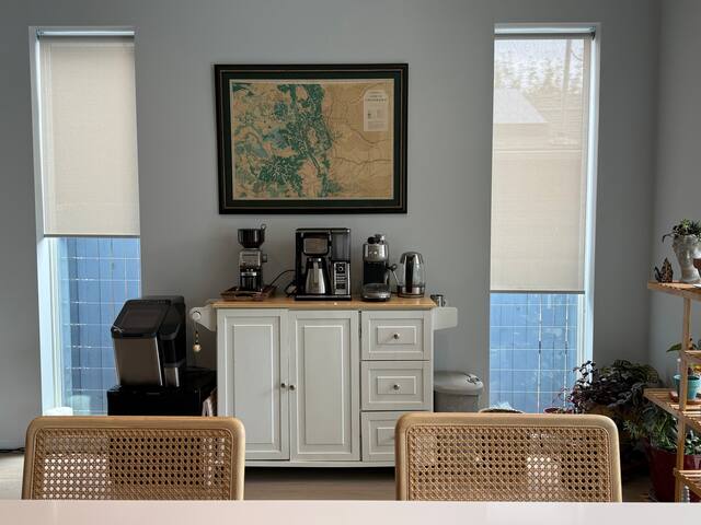 Modern Home w/ Hot tub, Mountain & City Views gallery image 3