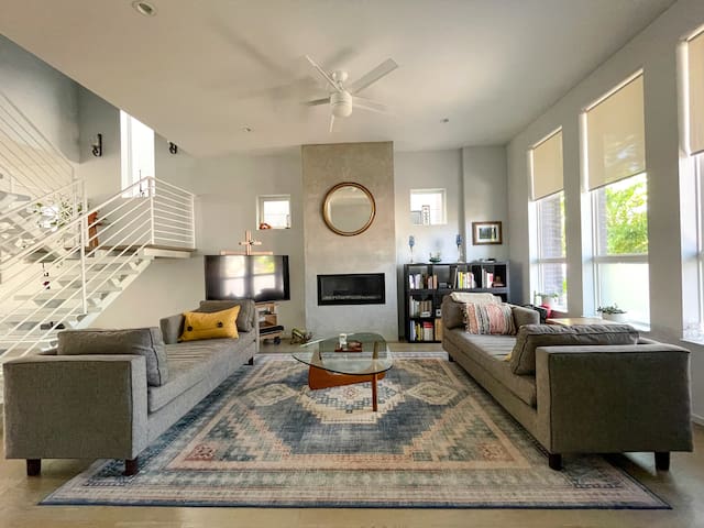 Modern Home w/ Hot tub, Mountain & City Views