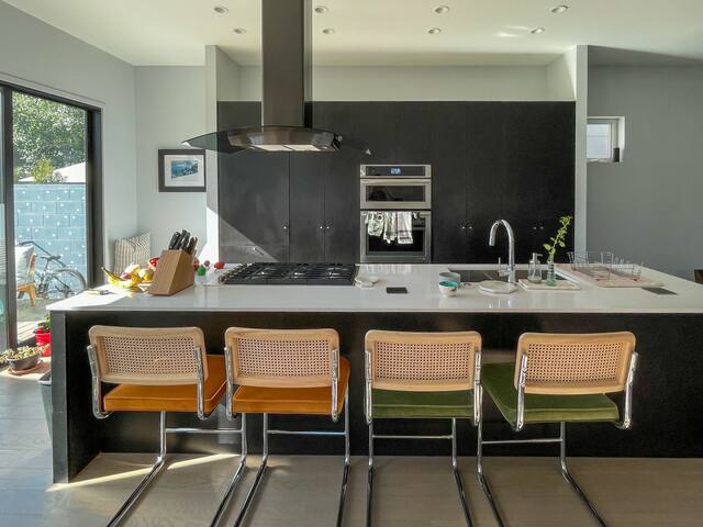 Modern Home w/ Hot tub, Mountain & City Views gallery image 2