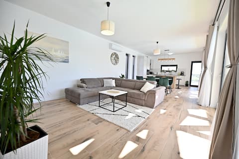 Popular Airbnb listing: Villa Dasi with a heated pool in Općina Posedarje