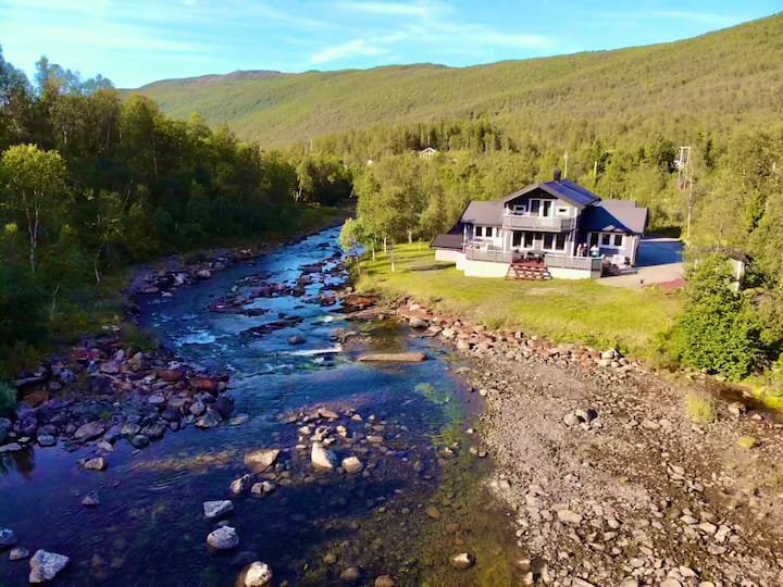 Riverfront house with 98 inch TV, ps5 & activities