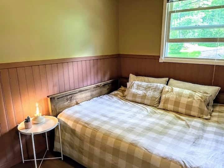 Spavaća soba br. 3 - bračni krevet (160x200) s potpuno novim madracem, uključujući prostor za odlaganje prtljage i komodu.