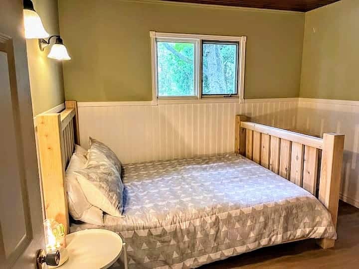 Spavaća soba br. 2 - bračni krevet s potpuno novim madracem, uključujući ormar i prostor za odlaganje prtljage.