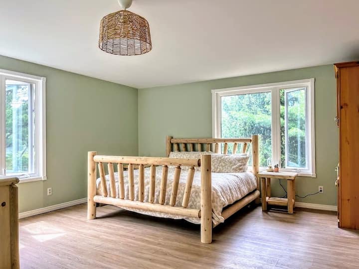 Ova privatna spavaća soba cijeli je drugi kat produžetka. Ima dovoljno prostora za napuhavanje jednog ili dva zračna madraca (uključeno). Seoska kućica ima jedan madrac na napuhavanje, dva kreveta za jednu osobu, električnu pumpu i dovoljno posteljine za smještaj!