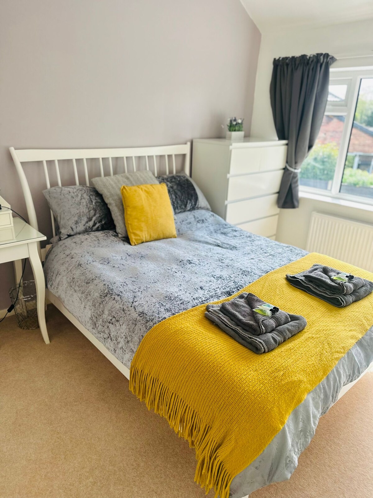 Spálňa 2 má biely toaletný stolík a komodu.