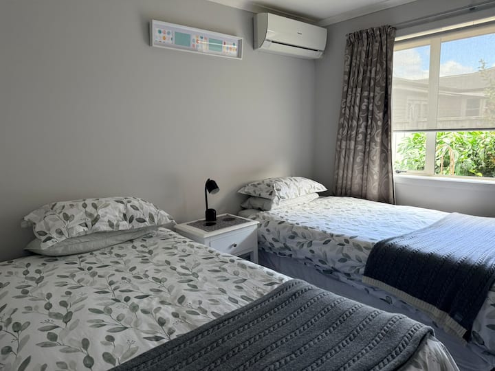 2 camas individuales tamaño king.
Comparte el baño principal con el dormitorio 2.