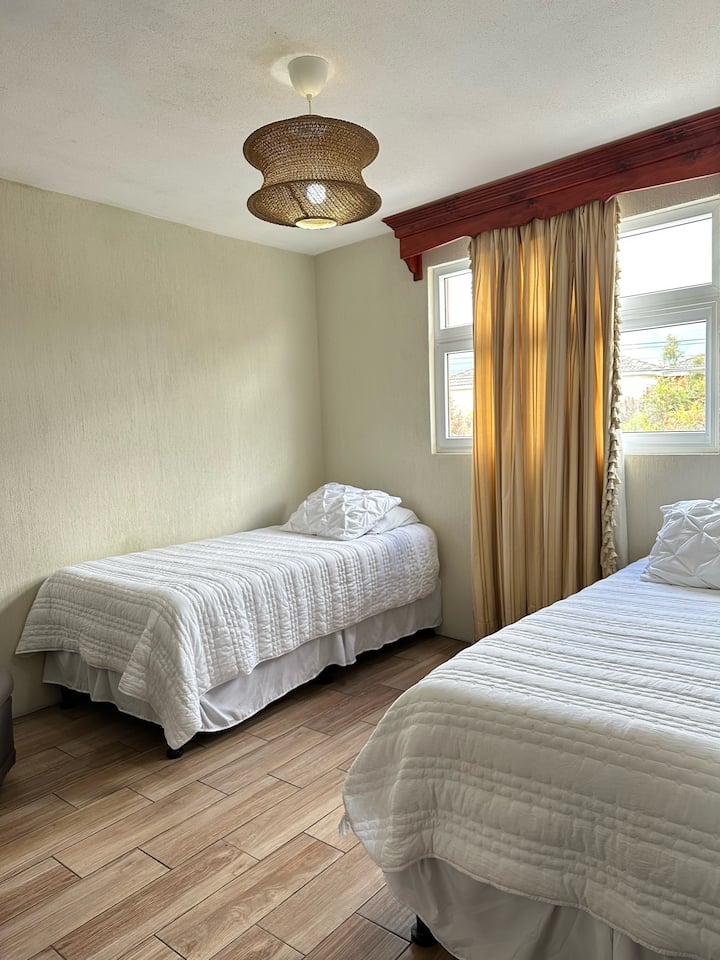 "Habitación espaciosa con dos camas individuales."