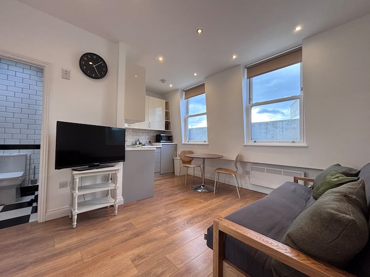 Stylish Top-floor Retreat, West Brompton, Sleeps 4 - Whitehall