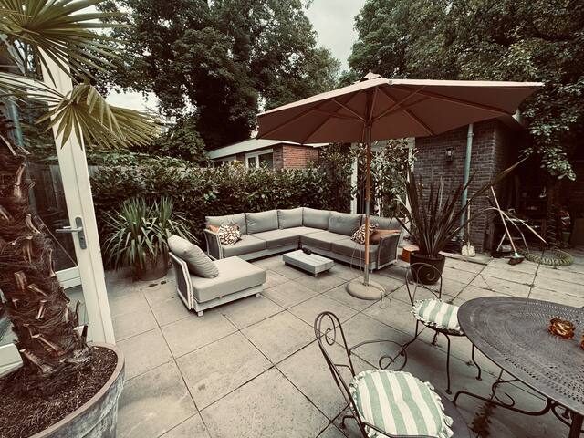 Spacious apartment with garden in the lively Pijp! gallery image 2