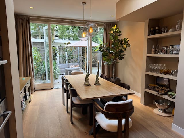 Spacious apartment with garden in the lively Pijp!