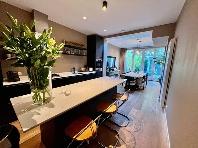 Spacious apartment with garden in the lively Pijp! gallery image 3