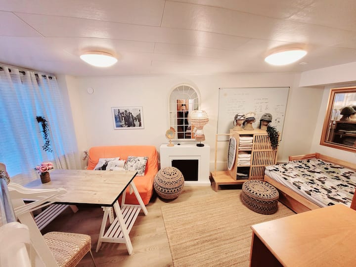 Всекидневна с 2 разтегателни дивана за 4 души и бюро 