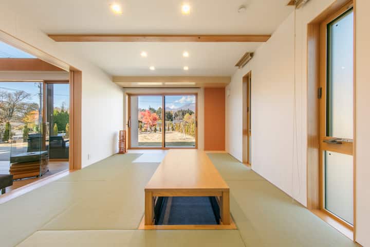 Можете също да видите Mt. Асама от стаята в японски стил.
Ако броят на гостите надвишава 6, може да го използвате като спалня.
Ако искате да използвате стаята широко, моля, уведомете ни, защото можете да подредите тази маса за котацу и да я превърнете в плоска стая за татами.