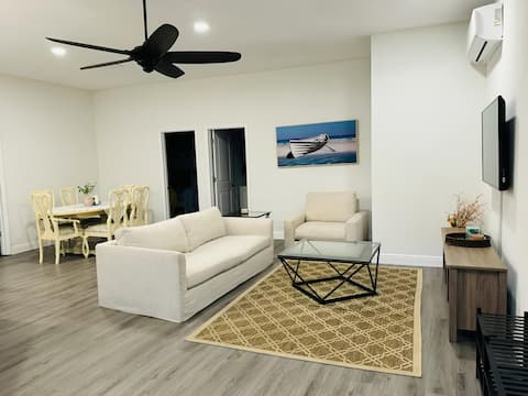 Centrally Located Pet Friendly Valrico Oasis!