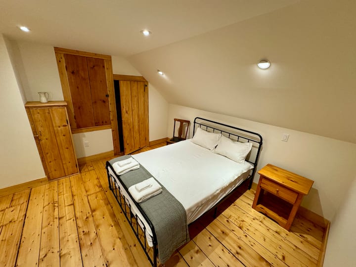 חדר שינה — חדר הקציר, ארונות מובנים ודלתות מקוריות. (קווין)