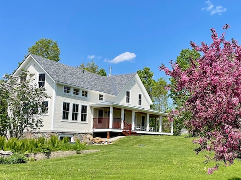 Boutique Vermont Friends Farmhouse Fully Remodeled
