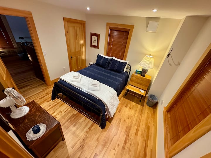 חדר הטרקלין עם מיטה. קומה ראשית, אין מדרגות כדי לגשת למיטה הזו. (קווין)