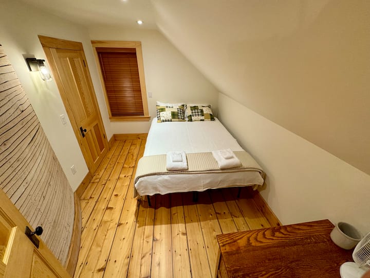 חדר שינה בקומה השנייה - חדר הנפח (קווין)