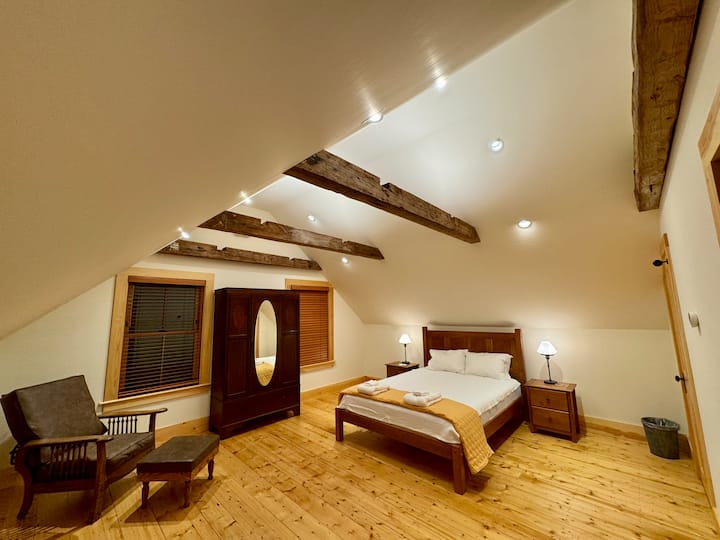 חדר שינה ראשי — חדר המייפל. (קווין סייז)