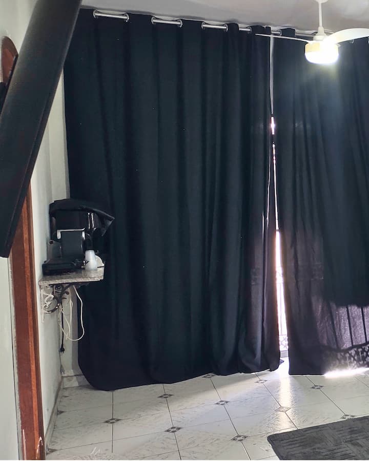 Sala de ver tv, ler, dormir em colchão de ar e colchao no chão