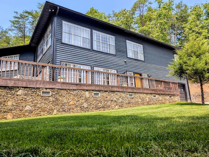 Blueberry Falls Lodge - Peaceful Mountain Views