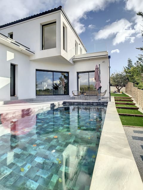 Family villa with pool, close to the sea
