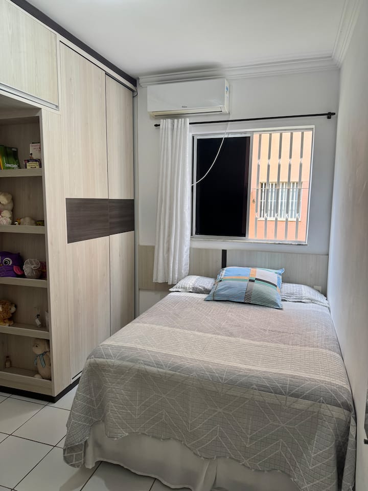 Apartman za dvije osobe s udobnim bračnim krevetom, pametnim televizorom i prostranim ormarom. Ispred ormara nalazi se veliko ogledalo. Stol za rad od kuće na TV ormariću (odaberite želite li ga koristiti kao stol pomoću poluge za aktivaciju).