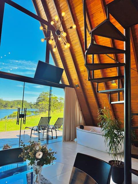 Lakeside cottage with whirlpool facing the lagoon