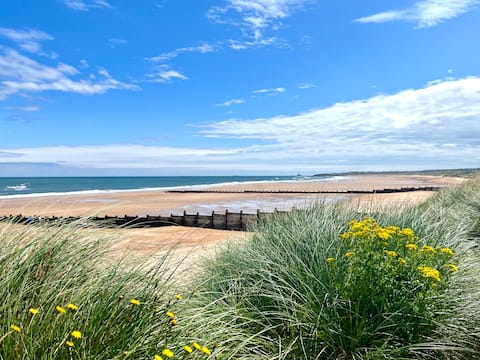 Quiet Beach House with 3 bedrooms, drive & garden