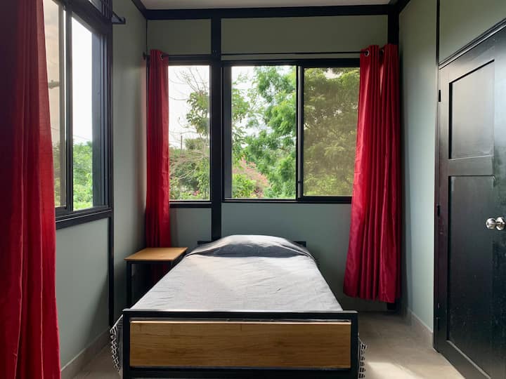 Schlafzimmer Nr. 2 mit zwei Einzelbetten (100 cm) mit lebendigen Akzenten und viel natürlichem Licht