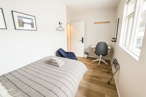 Downtown single room with breakfast and shared WC