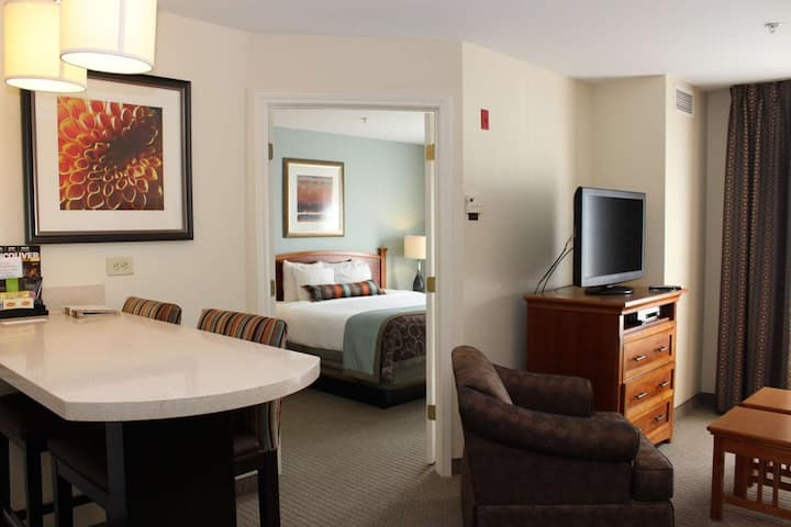 Excellent Location! Free Breakfast, Outdoor Pool! - Vancouver, WA
