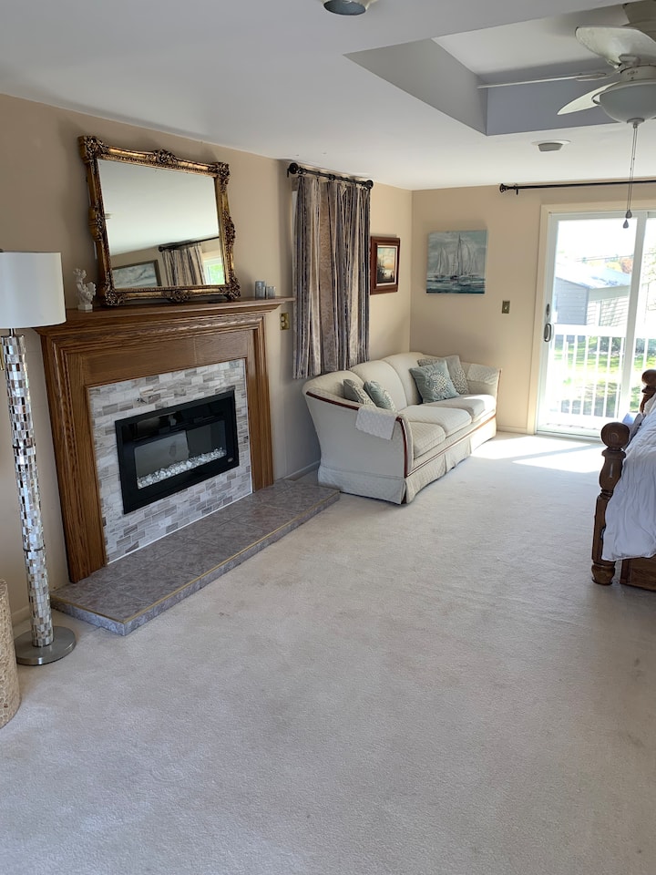 Posti a sedere della Master Suite al 2 ° piano e caminetto elettrico