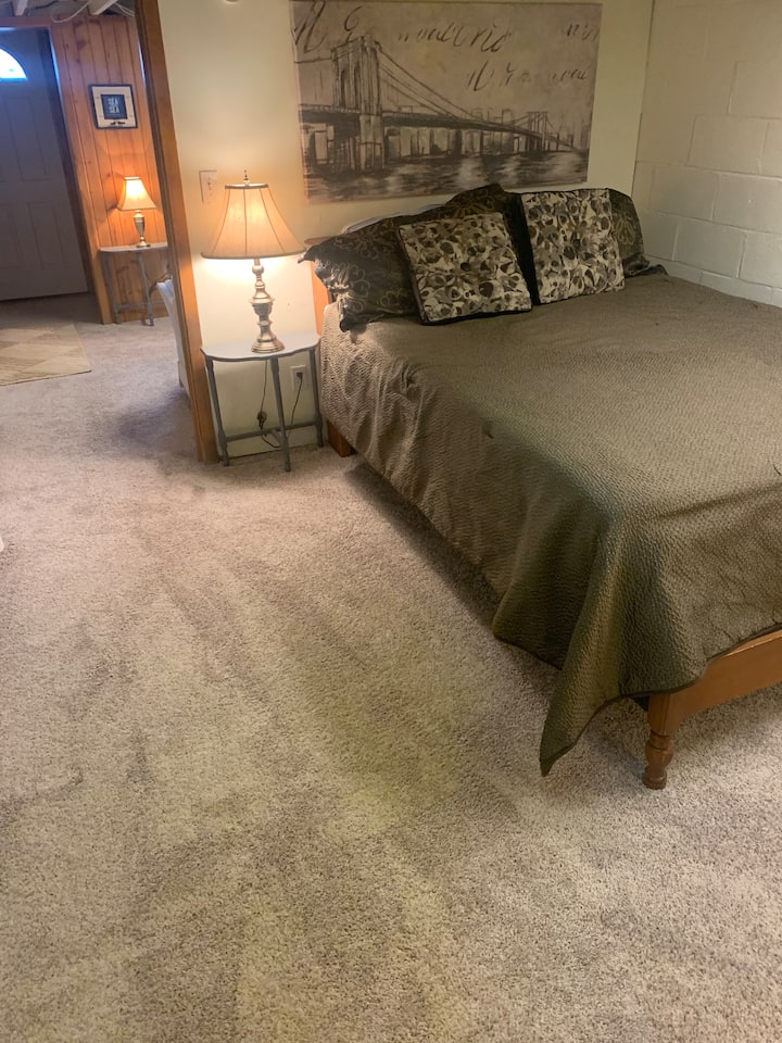 Camera da letto al piano inferiore con letto matrimoniale