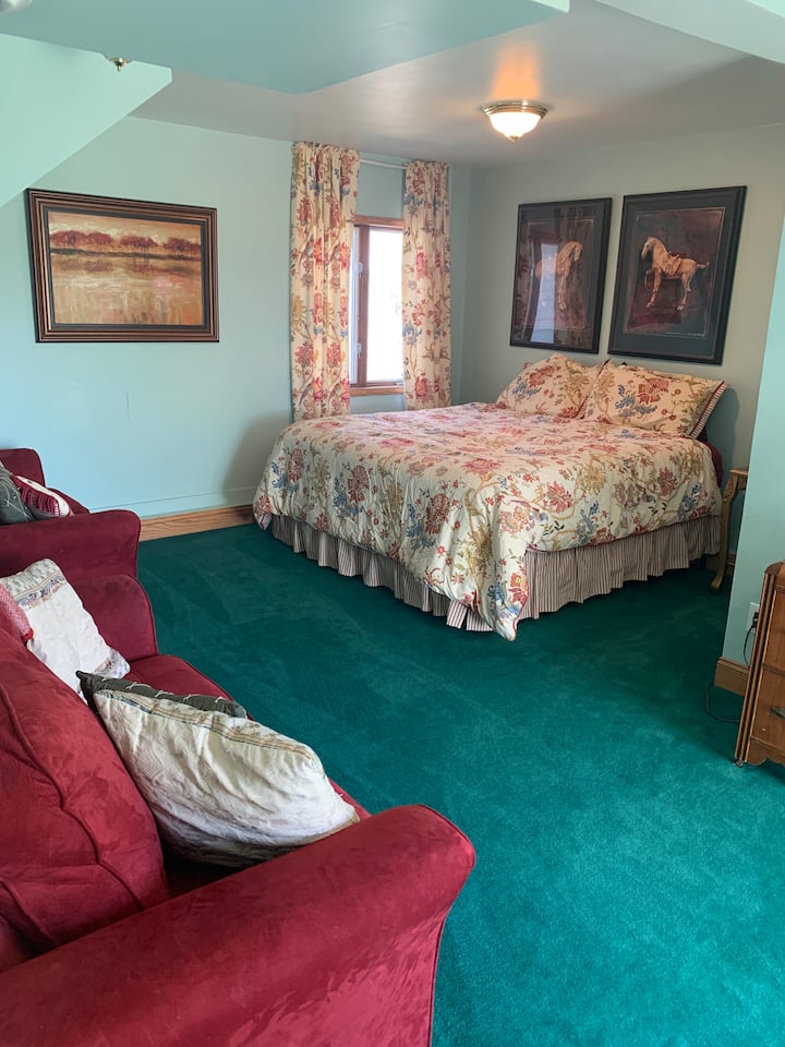 Camera da letto al piano principale con letto king-size