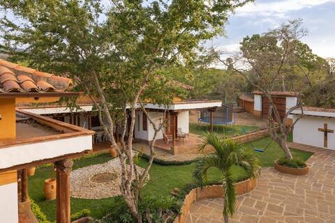 Fantastic Colonial Country House with a Pool!