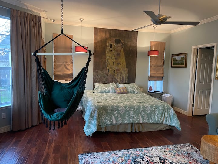 غرفة نوم أساسية في الطابق الأول. ضوء طبيعي رائع! يوجد سرير أطفال محمول في الخزانة وفراش هوائي في خزانة المكتب. 
